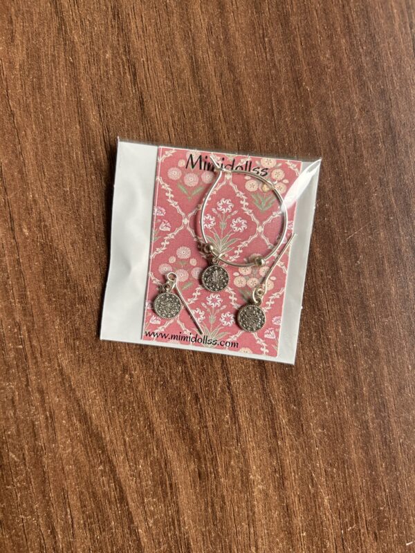 A set of 5 cotton sarees with accessories for Barbie doll