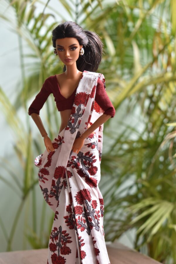 A set of 5 cotton sarees with accessories for Barbie doll