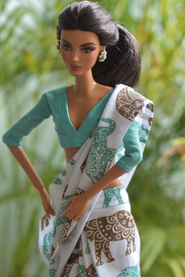 A set of 5 cotton sarees with accessories for Barbie doll